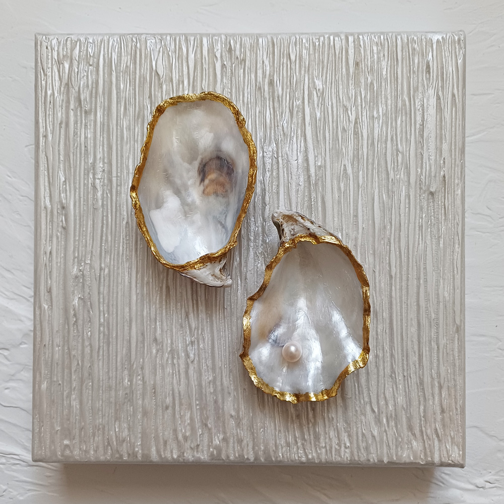 white oyster nr 3a Two Minimalistic Giled Oysters - Image 1